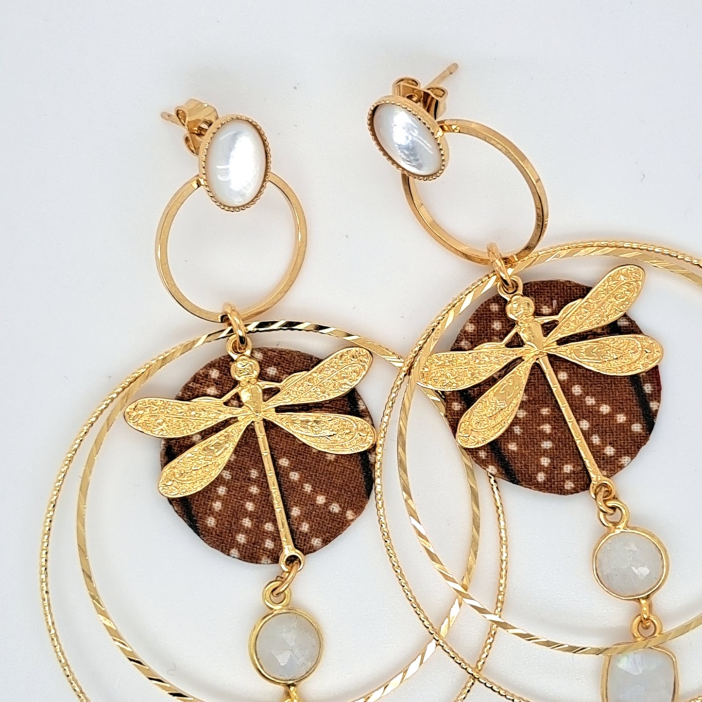 Libellule en fête III - Boucles d'oreilles créoles nacre pierre de lune