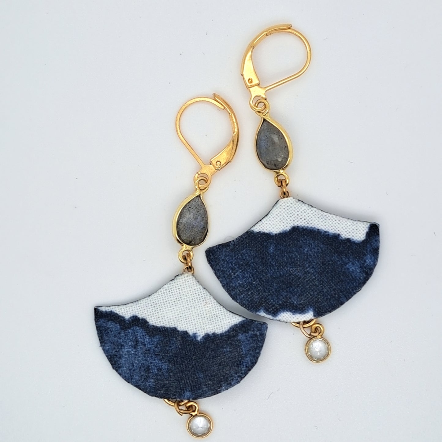 Hatchepsout - Boucles d'oreilles pendantes labrodorite et zircon