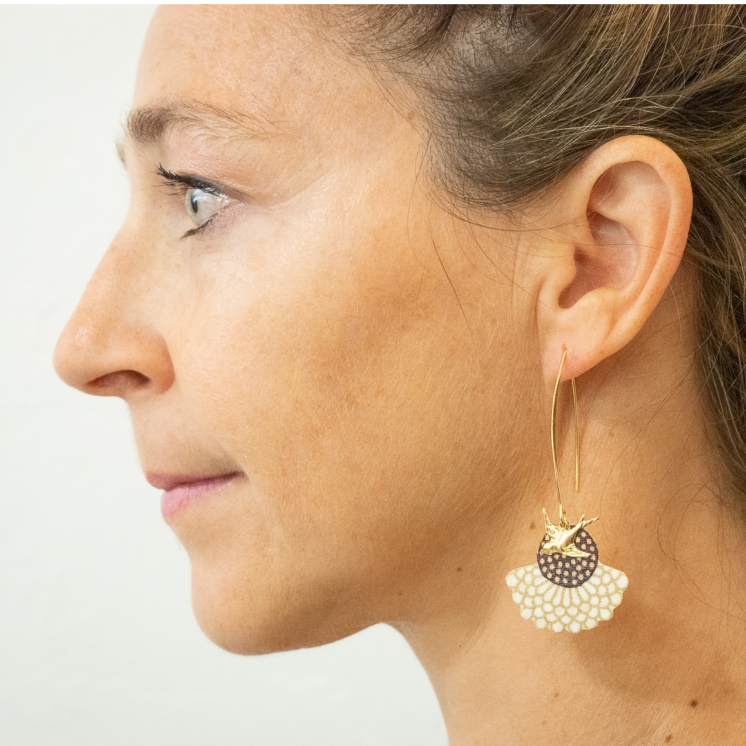 boucles d'oreilles tissu wax blanc brun pendantes oiseaux doré