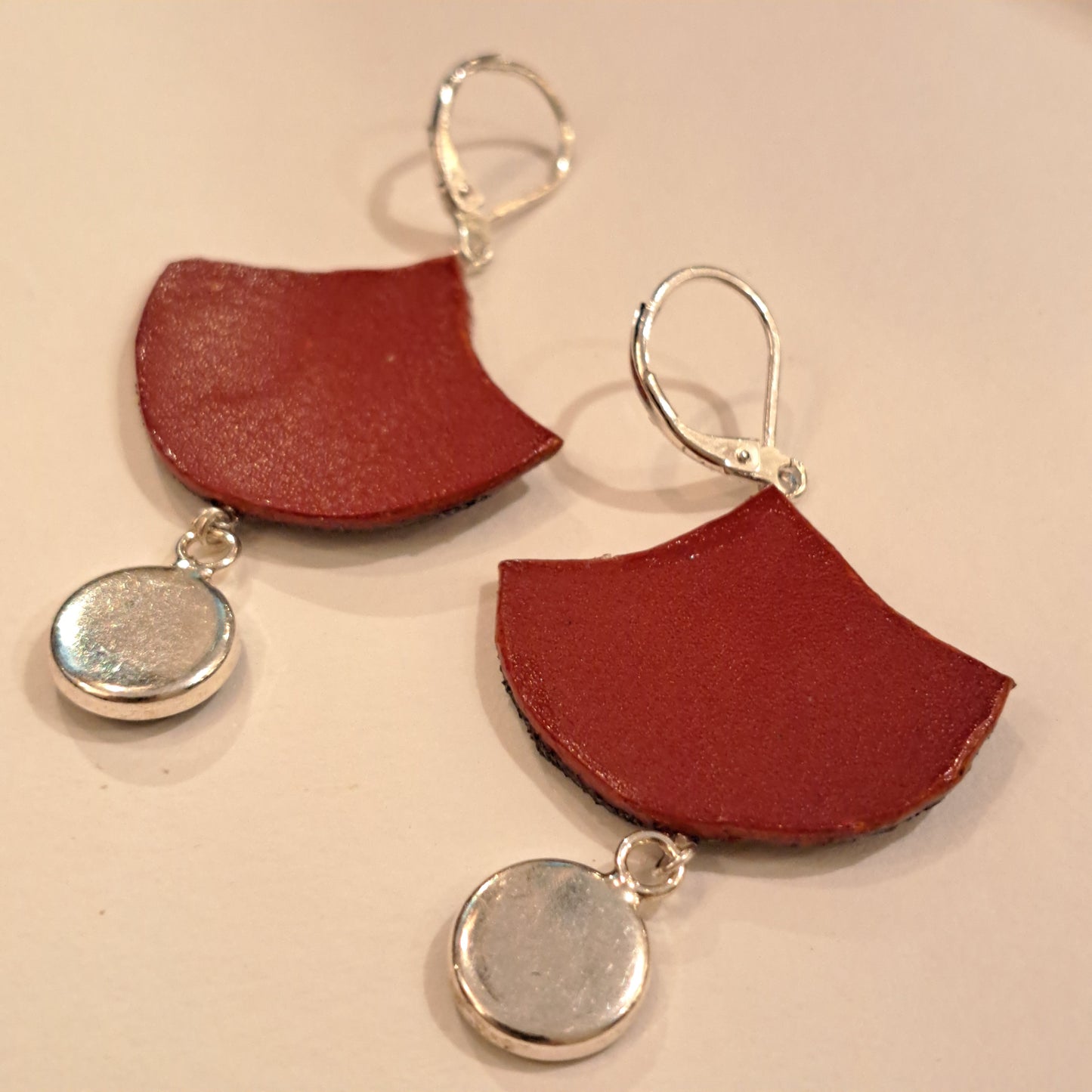 Etna - Red and gray mother-of-pearl silver earrings