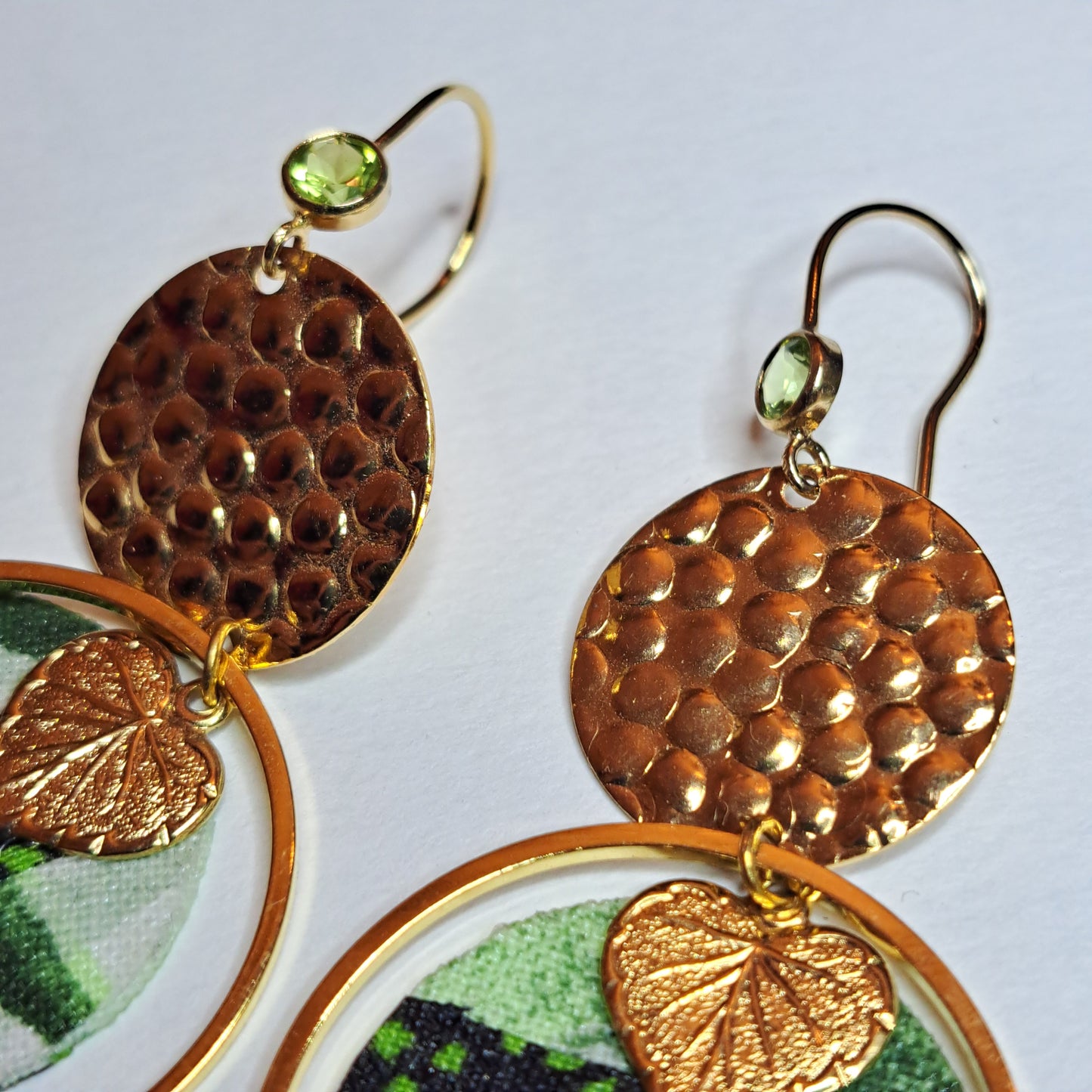 Mentawaï - Boucles d’oreilles vertes pendantes créoles peridot