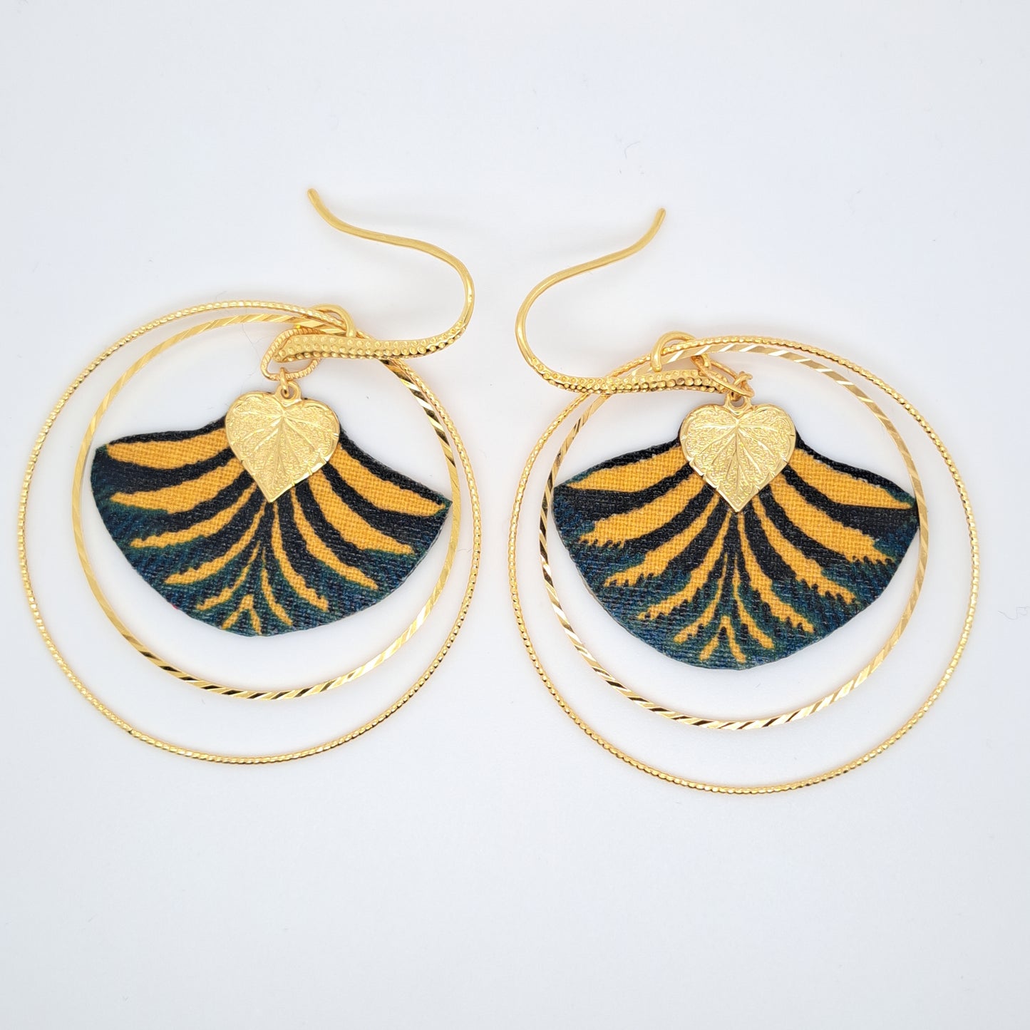 Dare Joséphine - Fabric feather hoop earrings