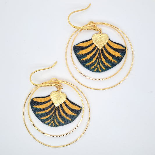 Dare Joséphine - Fabric feather hoop earrings