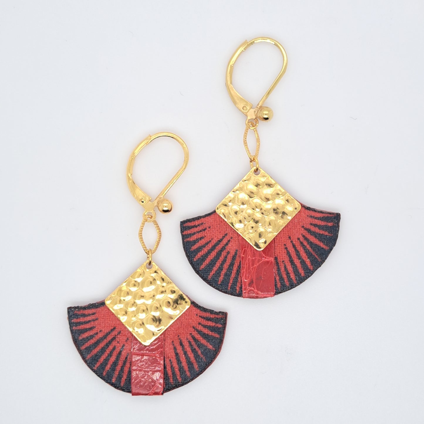 الببغاء القرمزي - الببغاء الأحمر تتدلى الأقراط