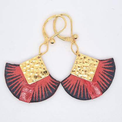 الببغاء القرمزي - الببغاء الأحمر تتدلى الأقراط