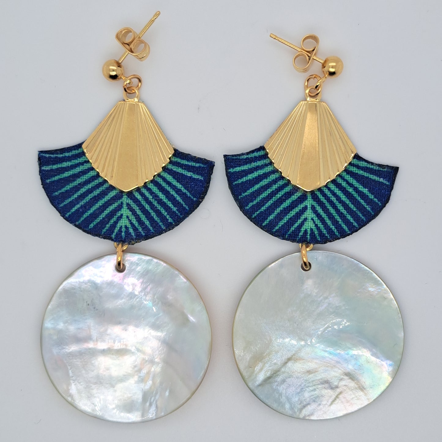 Bleu Moorea - Boucles d'oreilles bleues nacre