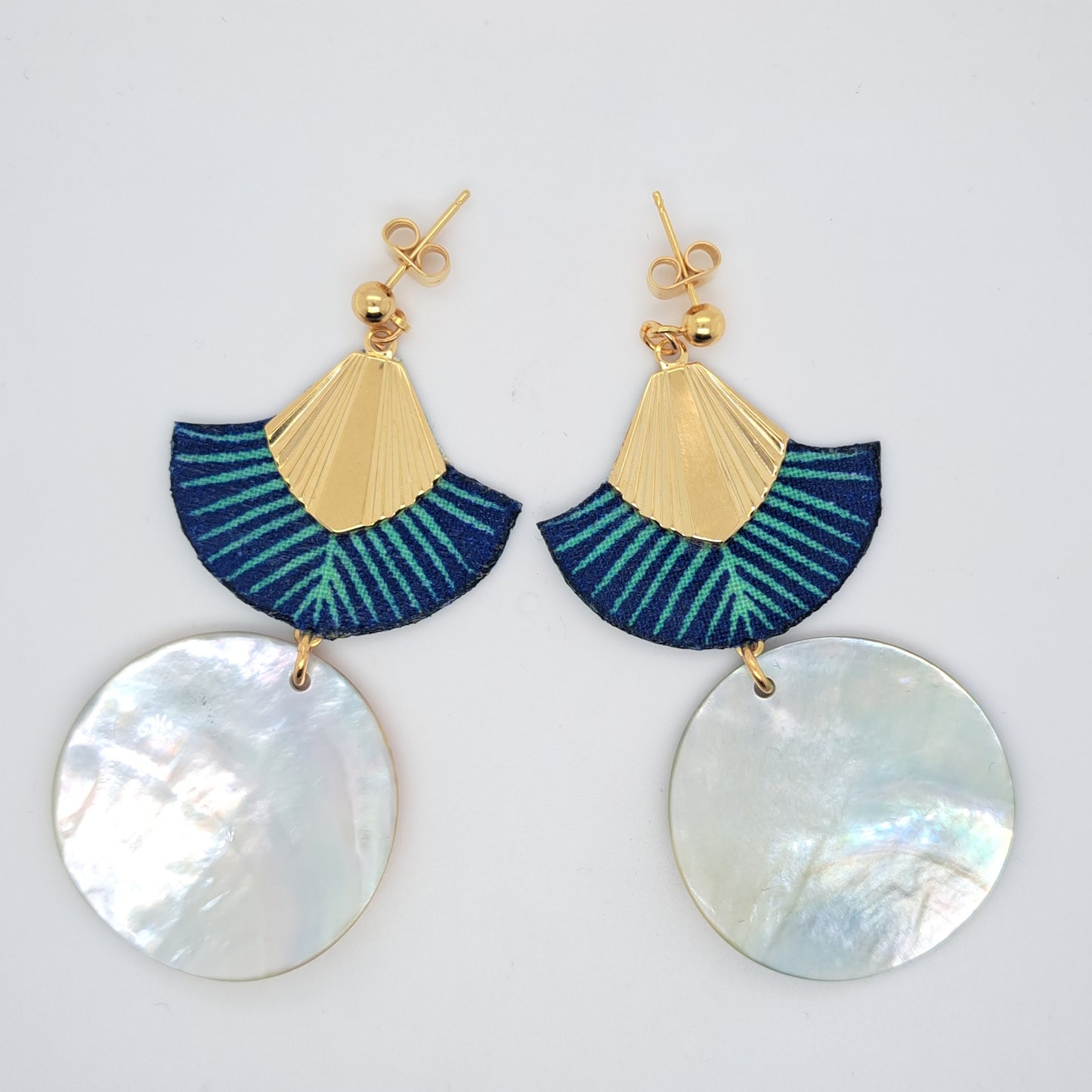 Bleu Moorea - Boucles d'oreilles bleues nacre