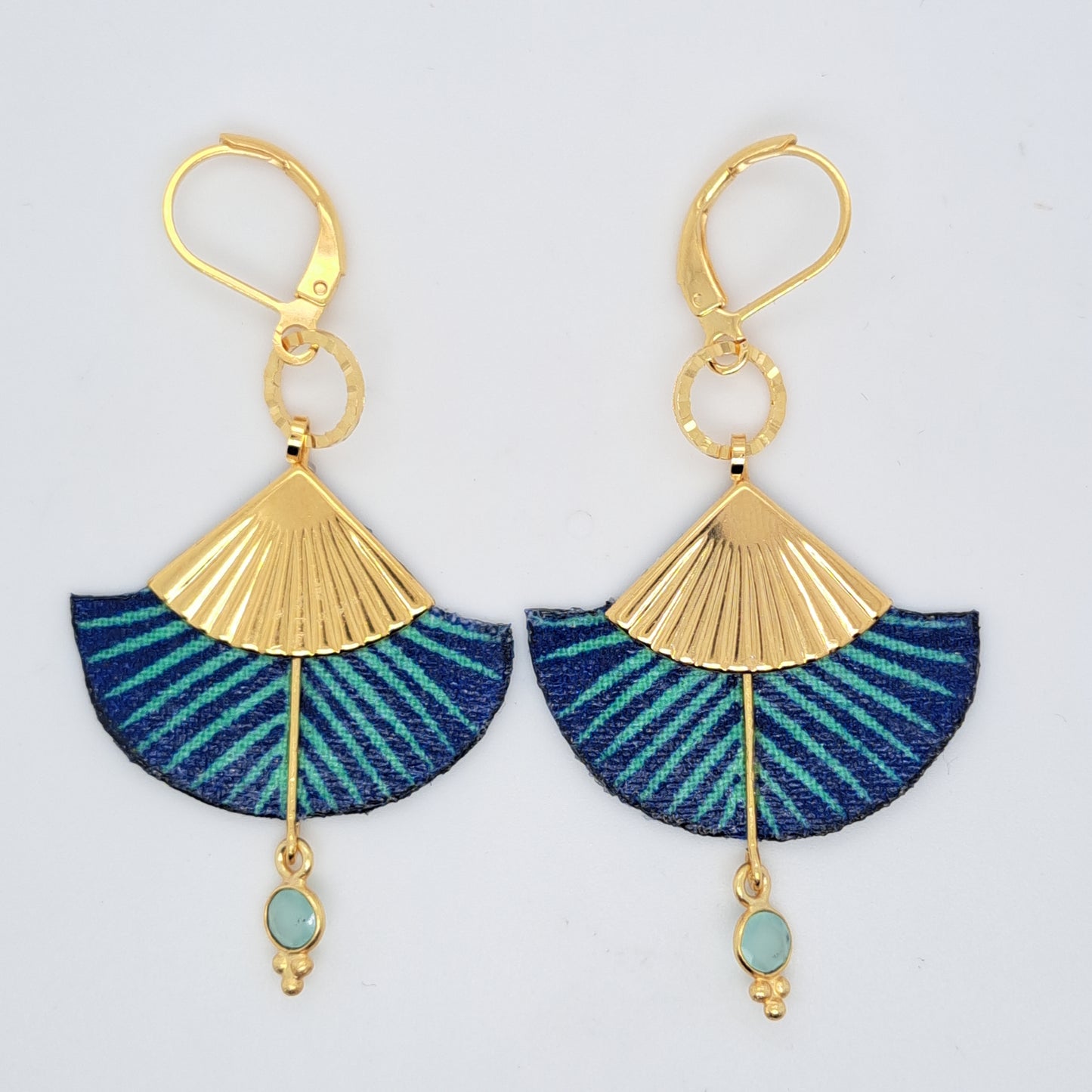 Bleu Seychelles - Boucles d'oreilles pendantes calcédoine bleue