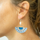 Eventail marin - Boucles d'oreilles bleues Nacre et argent en tissu